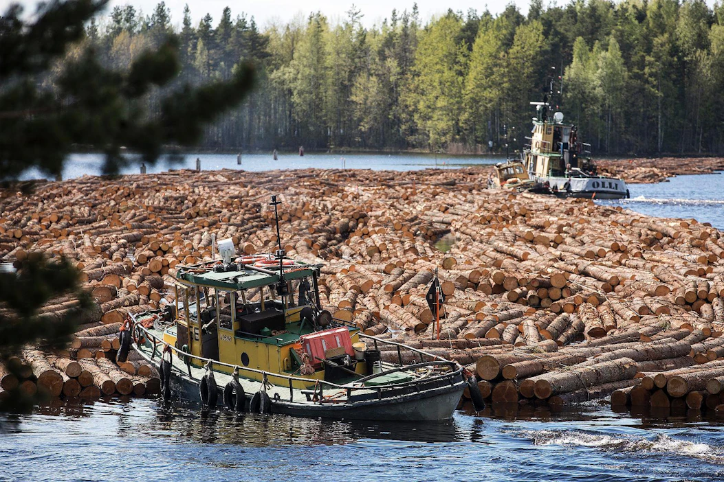 Hinaaja Olli ja apualukset Eero ja Taipale valmistautuivat viime viikolla nippulautan sulutukseen eli kanavasta läpivientiin Konnuksen kanavalla Leppävirralla.