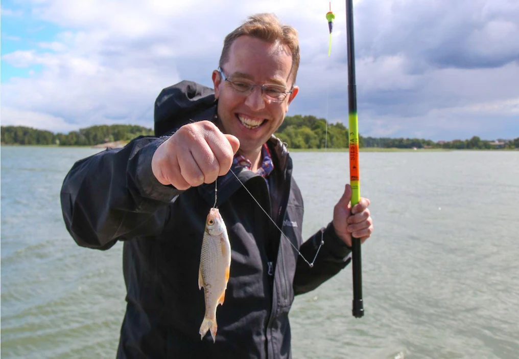 Biologi Ilari E. Sääksjärvi on viimeksi harrastanut kalastusta pikkupoikana, silloinkin Kailon saarella Naantalissa. Hän on tosin kokeillut kalastusta myös Amazoniaan tekemillään tutkimusretkillä paikallisten oppaiden kanssa.
