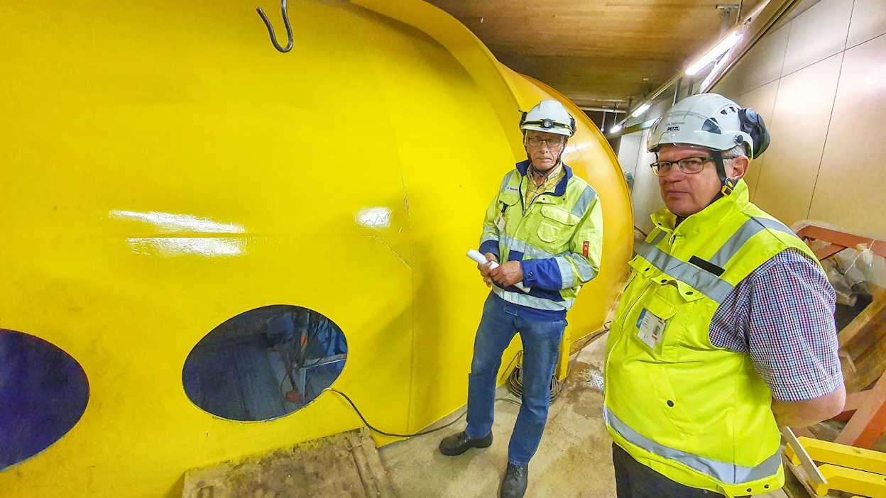 Porttipahdan voimalan peruskorjauksen projektipäällikkö Jukka Hahka sekä pääurakoitsija Andritz Hydro Oy:n Esa Salminen voimalan uumenissa peruskorjatun spiraalin äärellä.