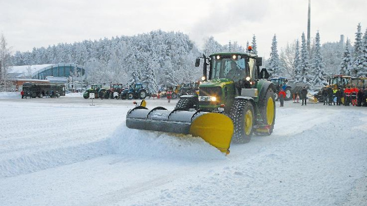 Talvitiepäivillä on perinteisesti esitelty kalustoa työnäytöksessä. Ajettu ja tasoitettu lumi on haastavaa aurattavaa, koska se kovettuu pakkasessa. Lahdessa lunta pehmitettiin traktorijyrsimellä. Kuvassa John Deere työntää Arctic Machinen valmistamaa alueauraa.