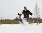 Metsäasiantuntija Mikko Harjun Haukiputaalla testaamat karvapohjasukset eivät tahtoneet kantaa hangella.