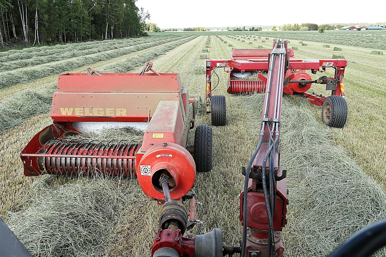 Ohjaamosta näkee hyvin molempien paalainten noukkimille. Etummaisena kulkeva paalain kiinnittyy suoraan vetokarttuun. Takimmainen kone on kiinnitetty ohjaamosta katsottuna niittomurskaimen vasemman renkaan taakse.