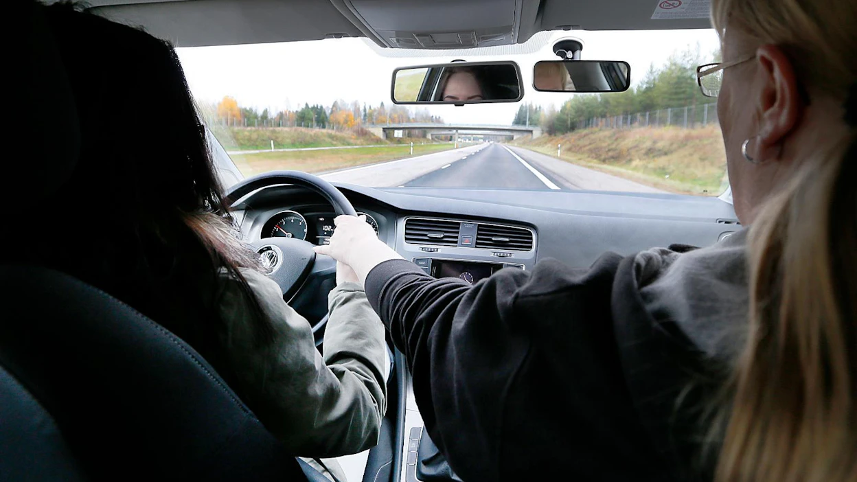 Liikenneopettajien perustama Liikenneopetus ry esittää, että automaattivaihteisen ajoneuvon erityisehdosta luovuttaisiin.