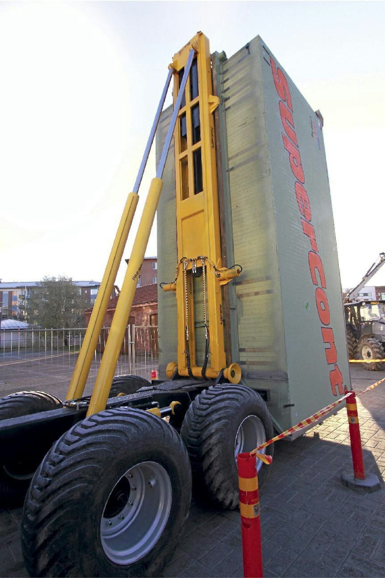 Pajatrailerlift-koukkulavalaitetta valmistaa Kiuruvetinen Pajarinki, joka on savolaisten konepajayritysten yhteistoimintarengas. Pajatrailerlift-koukkulavalaitteen kippauskulma on peräti 100 astetta, eli lava kippaa ”ylitse”. Toisaalta lavan vetokulma on loiva, jotta traktorin takapyörät pysyvät maassa, kun lava vedetään kyytiin. Koukkulavan kelkka liikkuu lavan kippirungossa. Kippisylinterit ovat kaksitoimiset, mikä vähentää öljyntarvetta. Vaunun pyörien akselit on yhdistetty sylinterillä, jolla voidaan säätää vaunun rungon korkeutta lavan päälle vedon aikana, siirtoajon aikana sylinterit toimivat hydraulisena jousituksena. Vetopuomin jousitus ja korkeuden säätö on myöskin toteutettu hydrauliikalla. Kuvassa oleva Super Cont -lava on suunniteltu hakkeen tms. kuljetukseen. Komposiittirakenteinen lava on tilavuuteensa nähden kevyt. (UO)