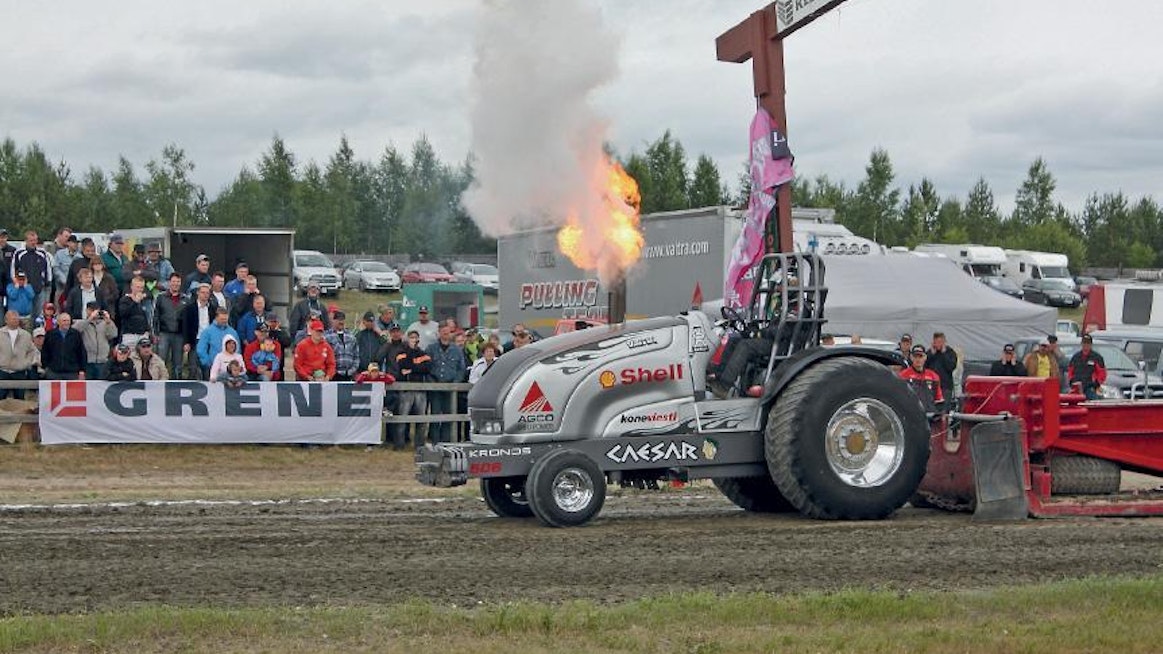 Caesar sylkee tulta ja tulikiveä, puikoissa Matti Herlevi.