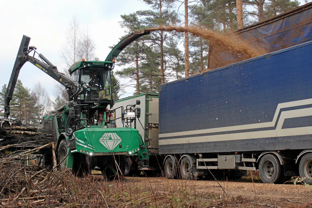 Bioenergia ry muistuttaa, että pienpuun korjuu edistäisi työllisyyttä, tukisi metsänhoitoa, aluetaloutta ja energian huoltovarmuutta ja parantaisi kauppatasetta.