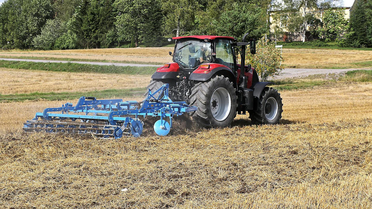 Lemken Kristall 9 -kultivaattori sekoitti rukiin oljen yllättävän hyvin, vaikka piikkien etäisyys on 350 senttiä leveässä mallissa peräti 50 cm.
