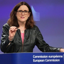 EU:n kauppakomissaari Cecilia Malmströmin mukaan EU pyrkii saamaan vapautuksen tullimaksuista neuvottelemalla Yhdysvaltain kanssa. LEHTIKUVA/AFP