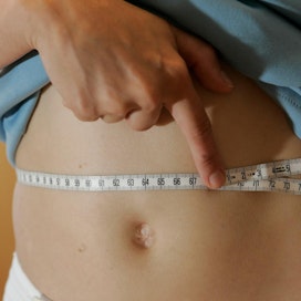 Normaalipainoisten ei Laura Sares-Jäsken mukaan kannattaisi laihduttaa, vaan keksittyä terveelisiin elämäntapoihin.