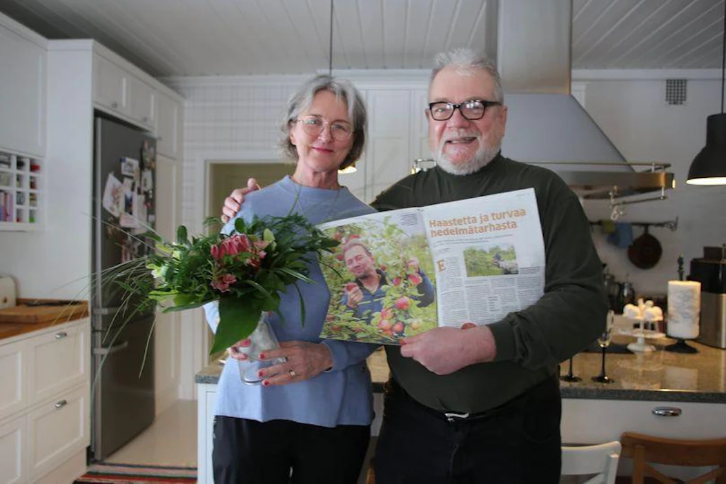 Maataloustoimittajien puheenjohtaja Micke Godtfredsen luovutti palkinnon Riitta Mustoselle Haastetta ja turvaa hedelmätarhasta- jutusta.