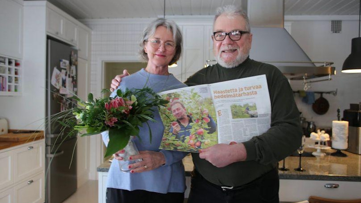 Maataloustoimittajien puheenjohtaja Micke Godtfredsen luovutti palkinnon Riitta Mustoselle Haastetta ja turvaa hedelmätarhasta- jutusta.