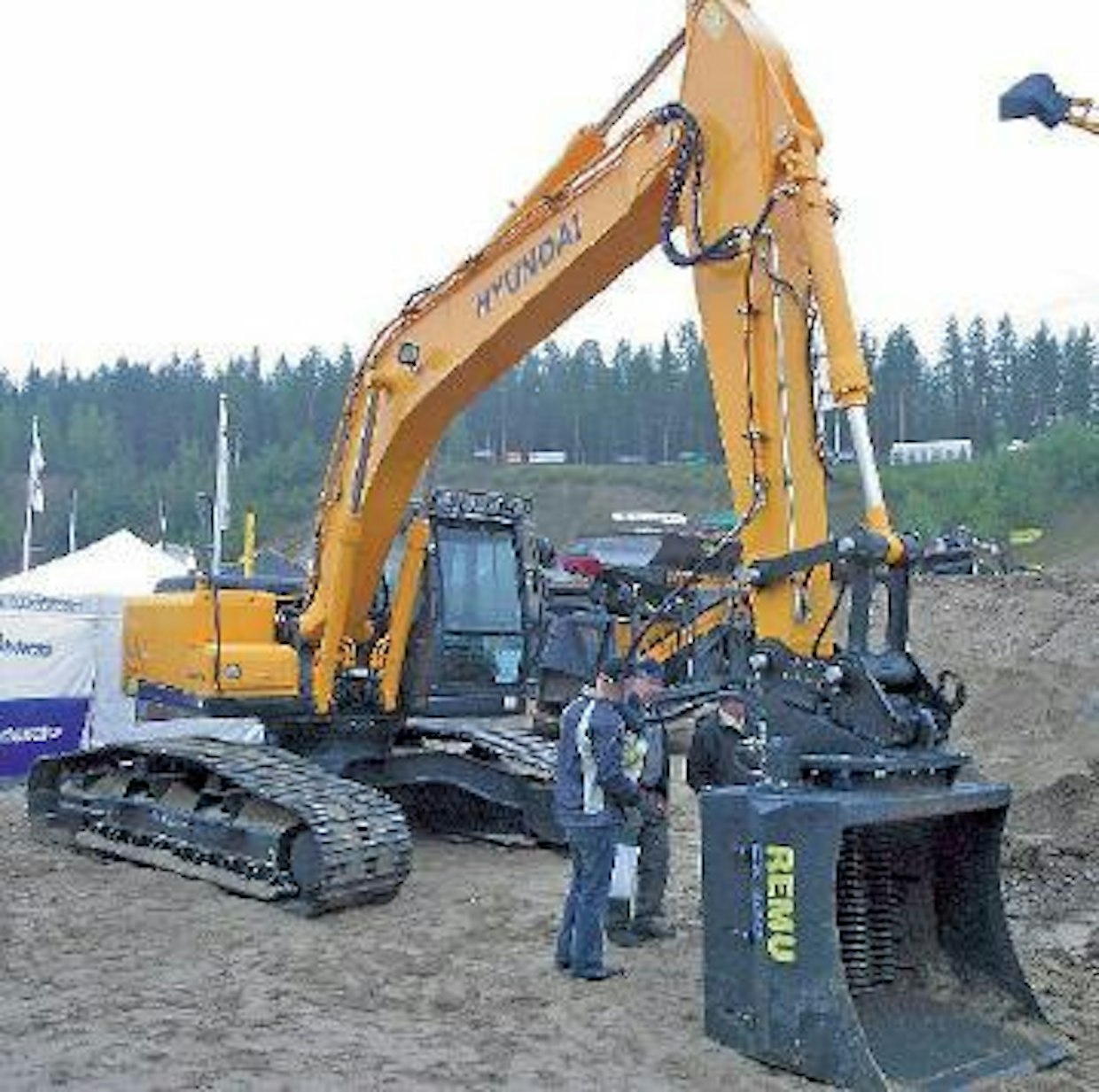 Huyndai R210LC-7AHC on varustettu järeällä alavaunulla ja korotetulla 660 millin maavaralla. Suomen Telakoneen edustaman koneen työpaino on 24 tonnia, joka on noin pari tonnia enemmän kuin vakio R210LC-7A:ssa. Ylävaunun tekniikka on uutuusmallissa sama. Kone soveltuu hyvin esimerkiksi lisääntyneeseen kannonnostourakointiin. (IS)