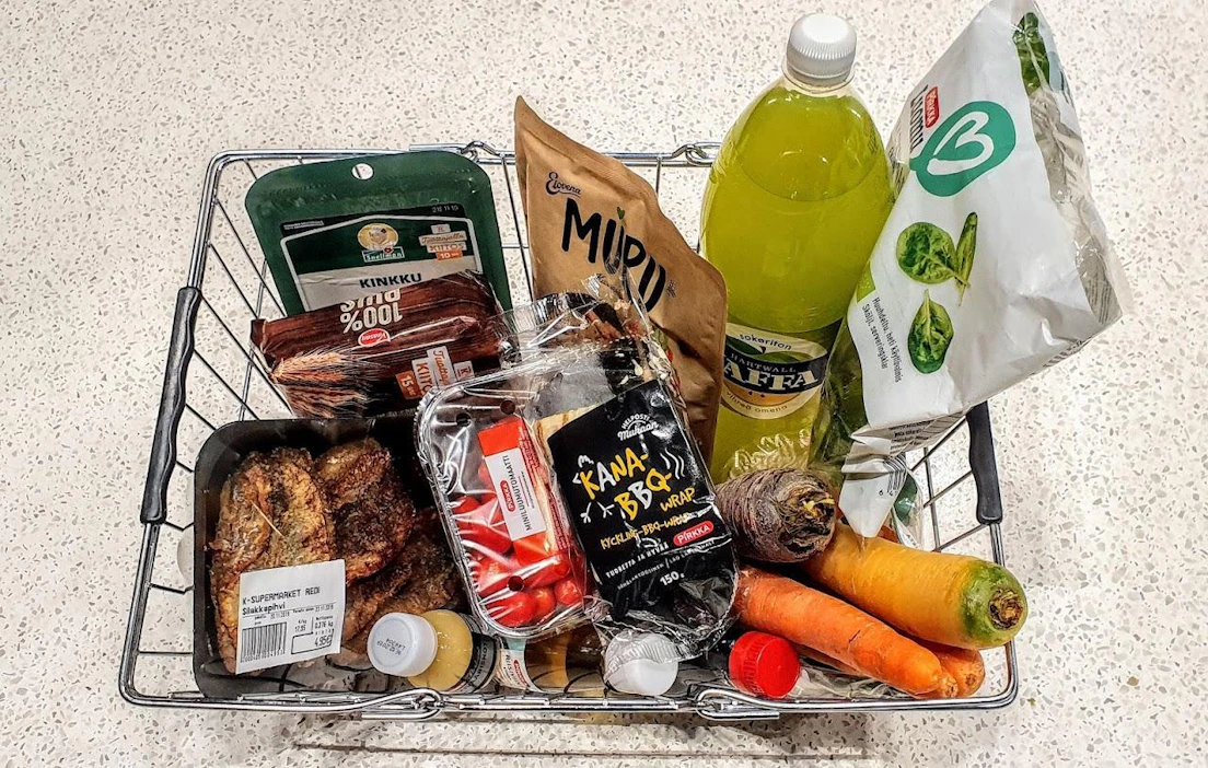 Ensi vuoden ruokakorissa on muun muassa eri värisiä porkkanoita, ilmastoystävällisiä silakoita, kanaa, kaurajauhista ja terveysshotteja.
