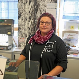 Marja Ylönen kertoo, että Siikamäen Suoramyyntihalli on vuodessa 363 päivää auki.