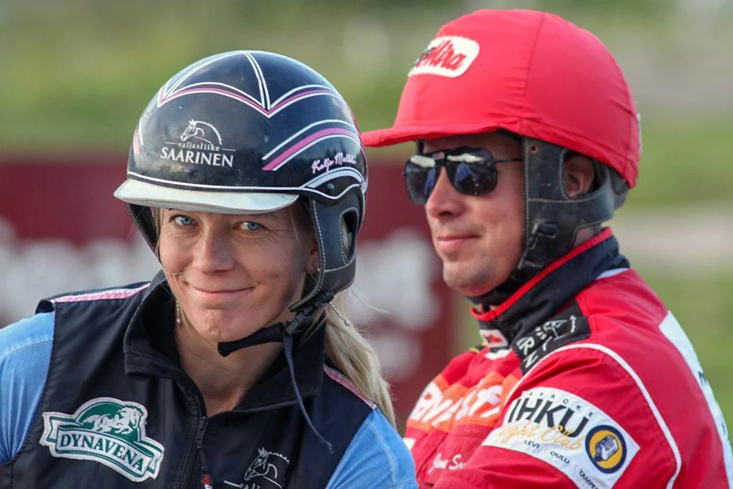 Katja Melkolla ja puolisollaan Janne Sorosella on monta rautaa tulessa. Soronen on vastuussa perheen Lumijoella sijaitsevasta kotitallista ja ajaa kilpaa"firman" hevosilla tänään Oulussa ja lauantaina Bodenissa. Kuva: Miika Lähdeniemi