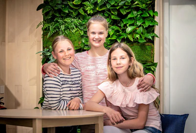 Kerttu Kanasuo, Katriina Ahola ja Katja Mutkala pääsivät Simonkadulle pitämään puhetta maanviljelijän ammatin arvostuksesta.