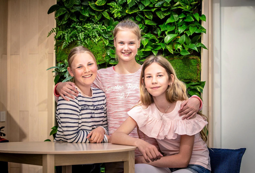 Kerttu Kanasuo, Katriina Ahola ja Katja Mutkala pääsivät Simonkadulle pitämään puhetta maanviljelijän ammatin arvostuksesta.