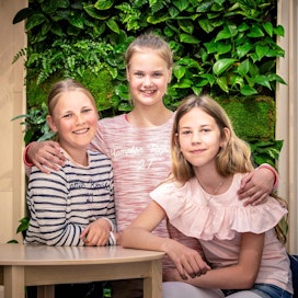 Kerttu Kanasuo, Katriina Ahola ja Katja Mutkala pääsivät Simonkadulle pitämään puhetta maanviljelijän ammatin arvostuksesta.
