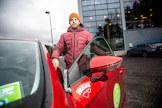 Casimir Jürgens esittelee yhtä joukkueen viidestä biokaasuautosta. Vain pienellä osalla pelaajista on sopimus, johon kuuluu auto.