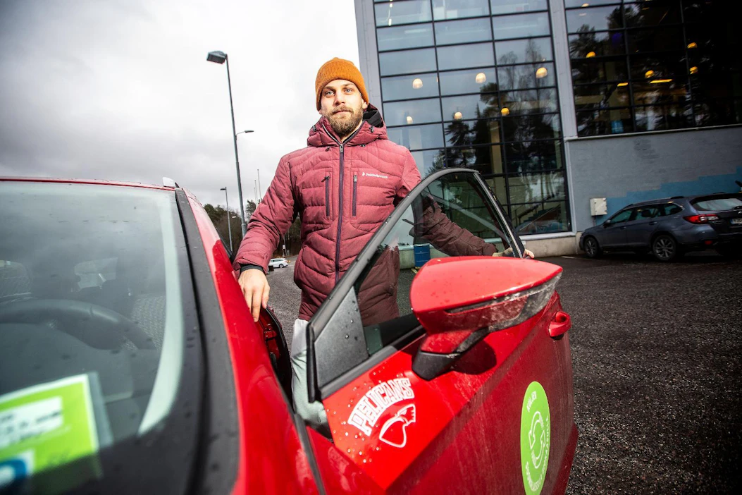 Casimir Jürgens esittelee yhtä joukkueen viidestä biokaasuautosta. Vain pienellä osalla pelaajista on sopimus, johon kuuluu auto.