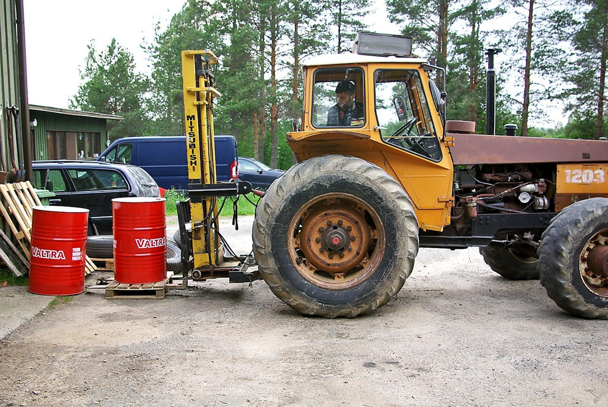 Vanhasta trukista otettu masto on takana ja sillä on nostettu vaikka ja mitä. 1 500 kg nousee vielä helposti niin, että traktorin keula pysyy maassa, kunhan keulalla on puskulevy painona.