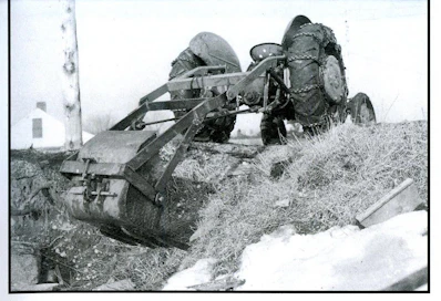Esimerkkinä Wain-Roy and the Invention of the Backhoe -kirjan kuvituksesta kuva ”Ditch Digger”-työlaitteesta.