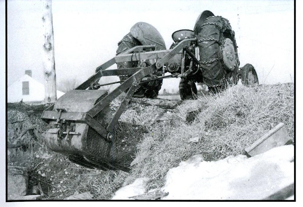 Esimerkkinä Wain-Roy and the Invention of the Backhoe -kirjan kuvituksesta kuva ”Ditch Digger”-työlaitteesta.