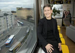 Monimuotoiset perheet -verkoston johtava asiantuntija Anna Moring sanoo, että globaali synnytysbisnes ja -keskustelu on tullut aivan Suomen takapihalle. Hänestä siihen on jotenkin reagoitava.