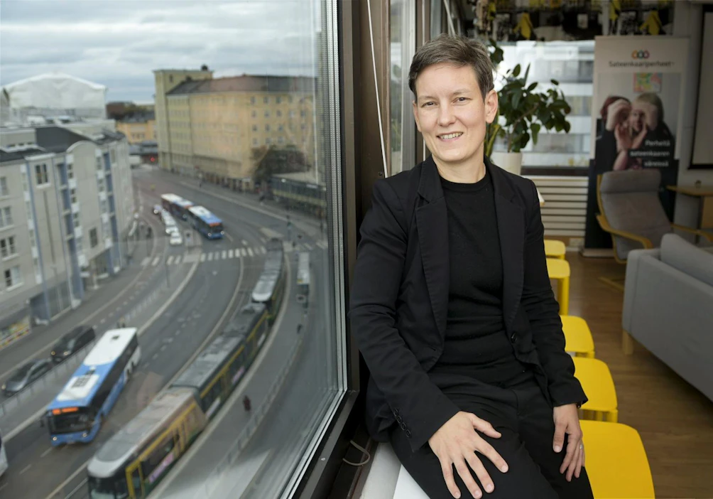 Monimuotoiset perheet -verkoston johtava asiantuntija Anna Moring sanoo, että globaali synnytysbisnes ja -keskustelu on tullut aivan Suomen takapihalle. Hänestä siihen on jotenkin reagoitava.