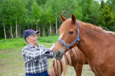 Vuoden 2002 ravikuningatar Turotuuli ja Kalevi Salmela kotonaan Rovaniemen Haukitaipaleen kylässä kesäkuussa 2018. Taustalla piilottelee Turotuulen viimeinen varsa Tuulenmimmi.