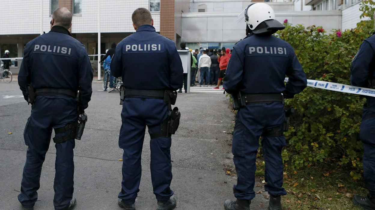 Kenttätyötä tekeville poliiseile halutaan parempia kypäriä ja suojaliivejä. Suomen poliisijärjestöjen liitto on jättänyt asiasta aloitteen. LEHTIKUVA / Markku Ruottinen
