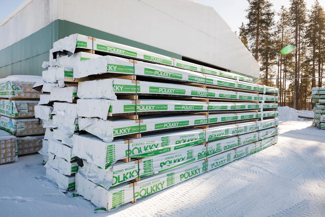 Pölkky Oy:n sahat sijaitsevat Kuusamossa, Taivalkoskella ja Kajaanissa sekä painekyllästyslaitos Oulussa. Investointiohjelma on kasvattamassa yhtiön vuosittaista kapasiteettia nykyisestä 700 000 kuutiometristä yli miljoonaan kuutiometriin sahatavaraa.