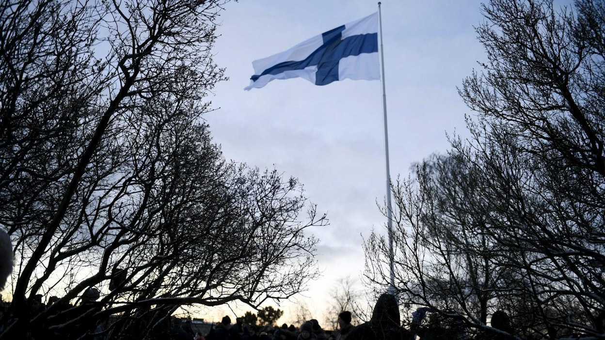 Helsingin Tähtitorninmäellä nostettiin lippu salkoon aamuyhdeksältä. LEHTIKUVA / ANTTI AIMO-KOIVISTO
