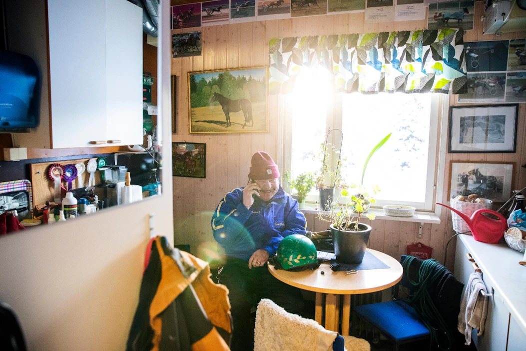 Veikkaukseen liittyminen toi raviurheiluun hyviäkin asioita kuten maa- ja metsätalousministeriön paneutuminen asiaan, Kari Eriksson muistuttaa. Puheenjohtajan viikonloppuaamuun kuuluvat tallihommat.