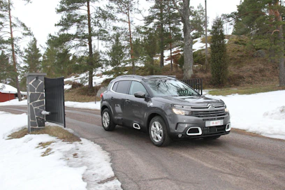 C5 Aircross on Citroënin uusi lippulaiva ja sillä lähdetään hakemaan sekä imogollista että kaupallista menestystä merkille. Aseina ovat mukavuus, tyyli ja muunneltavuus. Jousituksesta löytyy samanlaista tekniikkaa kuin Citroënin WRC-autoista.