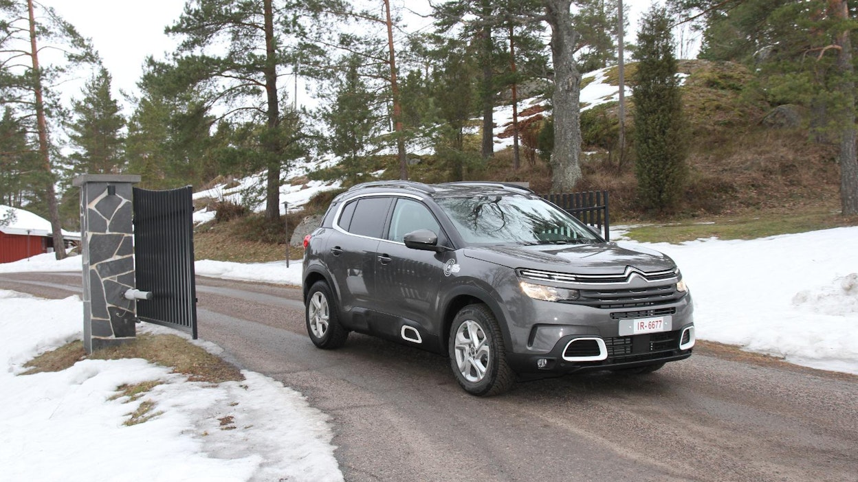C5 Aircross on Citroënin uusi lippulaiva ja sillä lähdetään hakemaan sekä imogollista että kaupallista menestystä merkille. Aseina ovat mukavuus, tyyli ja muunneltavuus. Jousituksesta löytyy samanlaista tekniikkaa kuin Citroënin WRC-autoista.