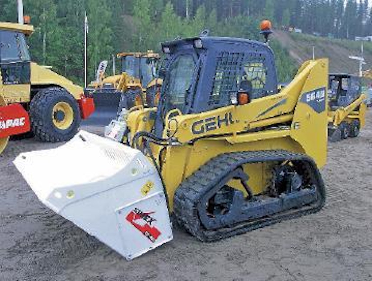 KH-Koneet Oy esitteli Metkossa Gehl 5640 liukuohjatun kuormaimen kumitelavarusteisena. Painoa koneella on yli 4000 kiloa. Voimanlähteenä on Deutzin 61-kilowattinen diesel. Gehl on tunnettu suuresta huippunopeudesta, tämäkin malli kulkee parhaimmillaan melkein 20 kilometriä tunnissa. Varusteena on italialainen Simex CB 1400 -murskauskauha, jolla pystytään hienontamaan esimerkiksi purkutiiliä. (IS)