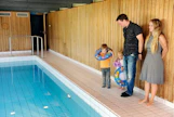 Vaikka allas on melko iso, uimahallin sauna- ja suihkutilat on mitoitettu pienen perheen käyttöön. ”Allashuone on yksi lempipaikoistani”, Paula sanoo.