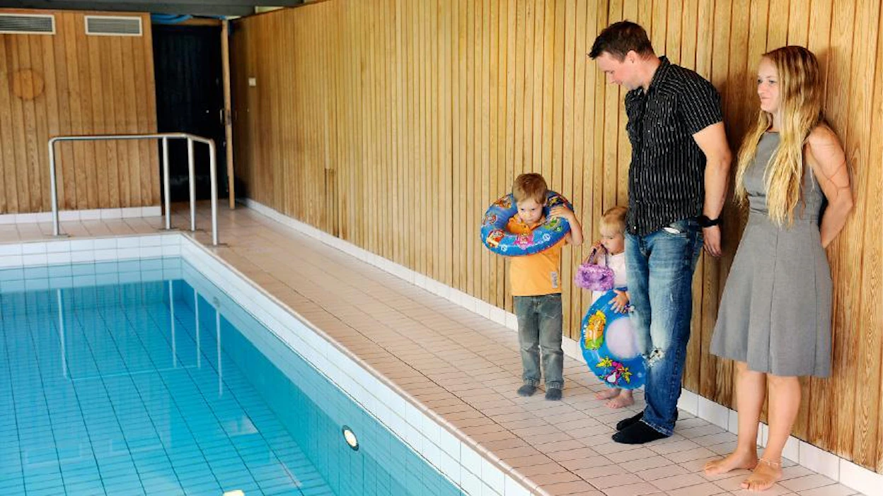 Vaikka allas on melko iso, uimahallin sauna- ja suihkutilat on mitoitettu pienen perheen käyttöön. ”Allashuone on yksi lempipaikoistani”, Paula sanoo.