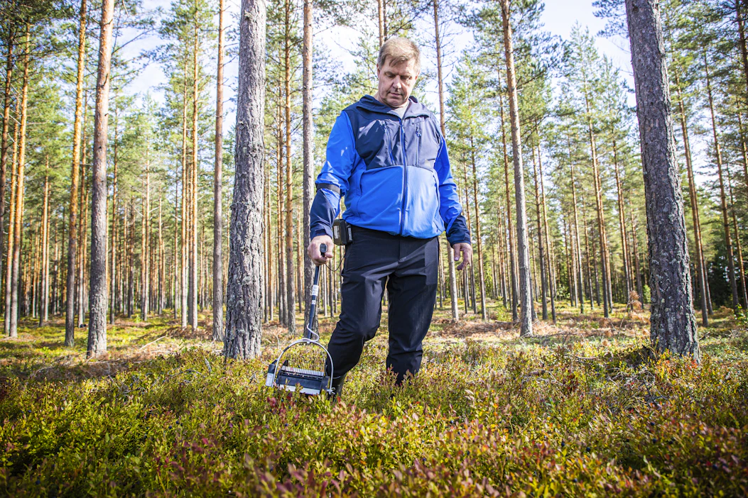 Simo Kyllönen halusi kehittää poimurin, joka helpottaa mustikoiden ja puolukoiden keräämistä metsästä. Syntyi Taika-Berry, tiettävästi ensimmäinen kaupallisesti myytävä koneellinen metsämarjapoimuri.