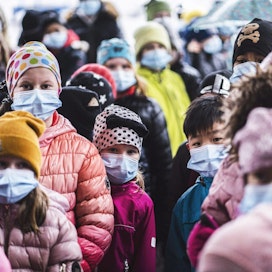 Tutkimustulokset vaihtelevat niin kansainvälisesti kuin Suomessakin siitä, missä määrin, missä tilanteissa ja minkälaisilla maskeilla voidaan osoittaa olevan tehoa hengitystievirusten aiheuttamien infektioiden torjunnassa. LEHTIKUVA / VILLE-VEIKKO KAAKINEN