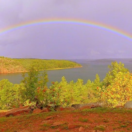 Matti Hietala kuvasi sateenkaaren Ahvenanmaan saaristossa, Bomarsundin linnoitukselta.