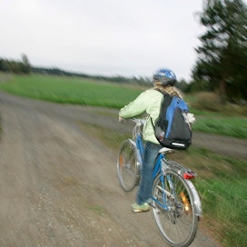 Karviassa kannustetaan pyöräilemään, ja kuntalaiset ovat ottaneet lajin omakseen. Kuvan pyöräilijä ei liity juttuun.