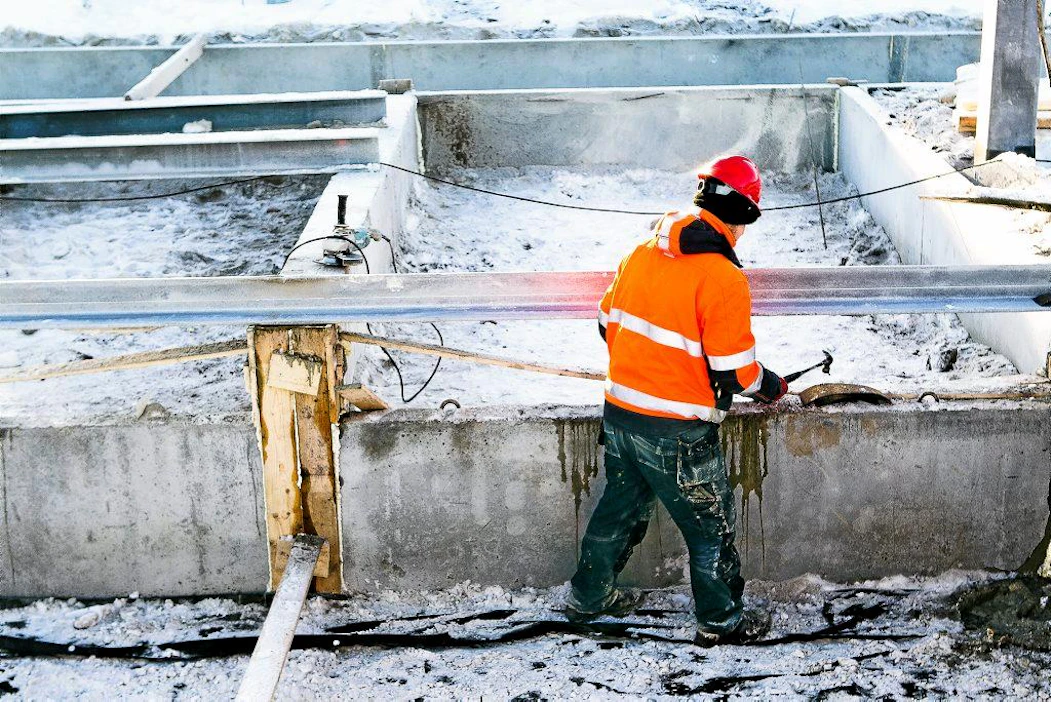 Juha ja Tiina Pekon uusi tyyppinavetta rakennetaan talvella.
talvirakentaminen rakentaminen investointi