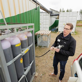 Haapavedellä toimivan Demecan toimitusjohtaja Pekka Vinkki tankkaa oman biokaasulla ja bensiinillä toimivan Volvonsa veljensä tilalla, jossa toimii yrityksen pilottilaitos. Demeca valmistaa konttiin mahtuvia biokaasuttamoita maatilojen käyttöön.