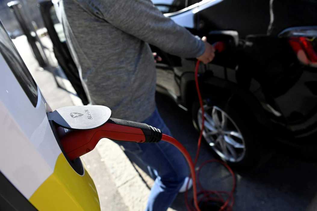 Pienemmät polttoainekustannukset ovat kyselyn perusteella tärkein syy hankkia vaihtoehtoisella käyttövoimalla toimiva auto.