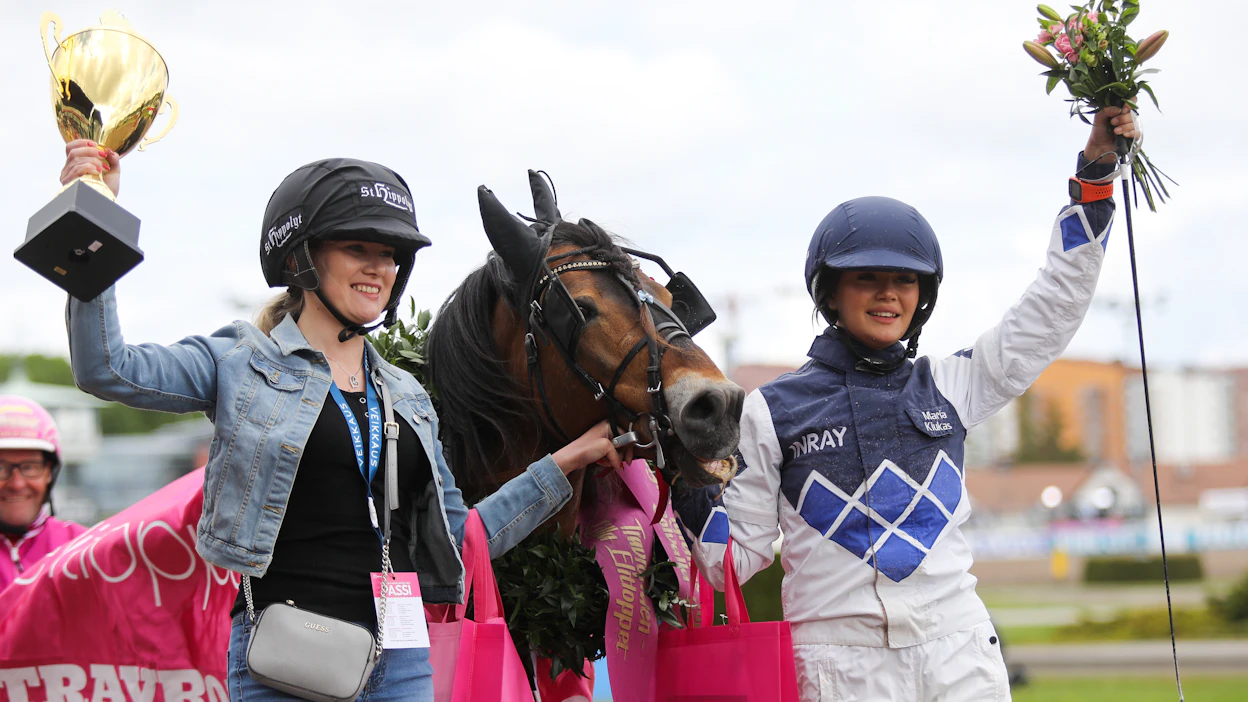 Jenni Rautiainen (vas.) ja Maria Kiukas pääsivät juhlimaan Mini Elitloppet -voittoa sunnuntain ravien alkajaisiksi.