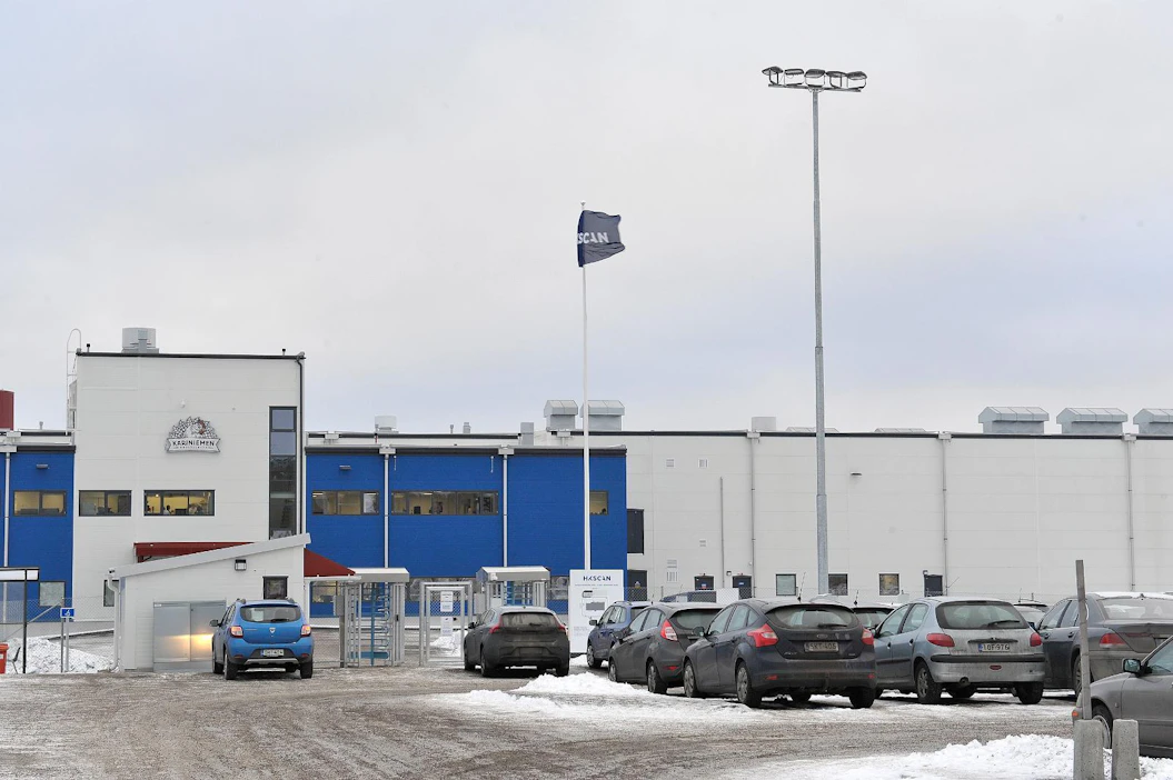 Rauman broilertehtaalla ponnistellaan vaikeuksissa olleen tuotannon kuntoon saamiseksi. Laitetoimittajat hikoilevat, kun asiakkaan lasku on kasvanut jo yli 117 miljoonan.