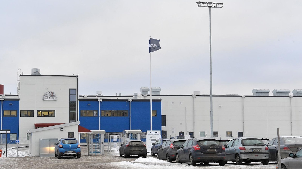 Rauman broilertehtaalla ponnistellaan vaikeuksissa olleen tuotannon kuntoon saamiseksi. Laitetoimittajat hikoilevat, kun asiakkaan lasku on kasvanut jo yli 117 miljoonan.