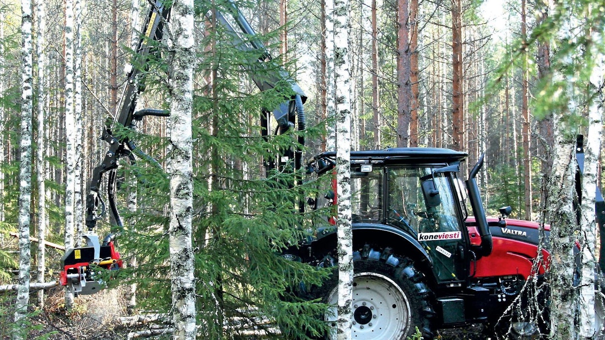 Ensiharvennusten hakkuut ovat muuttumassa energiapuuhakkuiksi, joissa kaadettavien runkojen keskikoon pieneneminen vaikuttaa rajusti työn kannattavuuteen. Eikä metsätilojen pirstoutumisesta johtuva kuviokokojen pieneneminen ainakaan paranna tilannetta. Pitää myös muistaa, että ongenvapojen keruu millä tahansa harvesterilla on turhaa. Tämä todettiin Koneviestin syksyn 2011 kokeilussa.